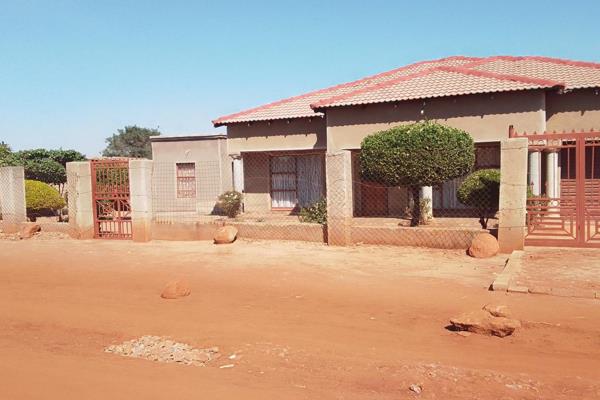 Pretty and neat, beautiful home in Mokopane, ga-Madiba with a pleasant garden it offers three bedrooms, living room, dining room, open ...