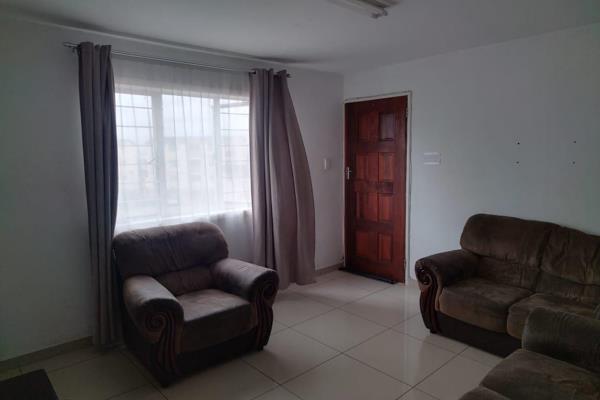 Spacious one bedroom fitted flat in gardenia road(gated)convient,close to public transport,schools and police station.