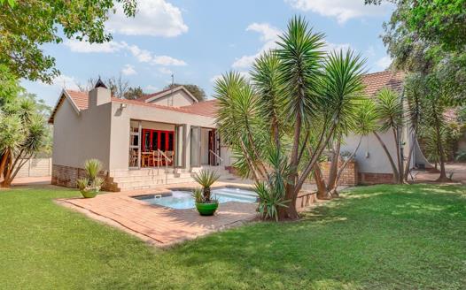 4 Bedroom House for sale in Weltevreden Park