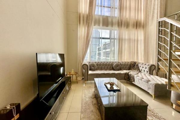 This elegantly fully furnished loft apartment is located on the 12th floor and includes: ...