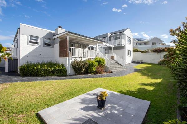 Located in the upmarket and friendly neighbourhood of Vermont, Hermanus, this modern ...