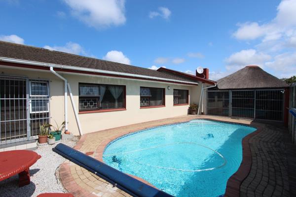 Beautiful Family Home Close to Primary School

Key Features:
** Spacious lounge and ...