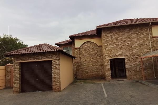 Pick of the WEEK,! 2 Bedroom ground-floor Unit, full Bathroom, Kitchen open plan,  Dining, Lounge, with outside Entertainment area  ...