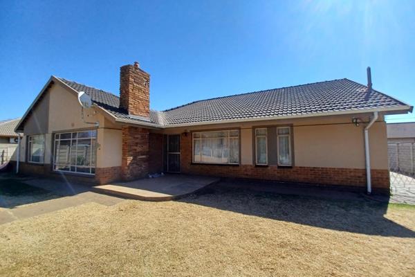 This house called home provides you with a bachelor flatlet with laminated floor and it&#39;s own solar pannels.  

Water needs are ...