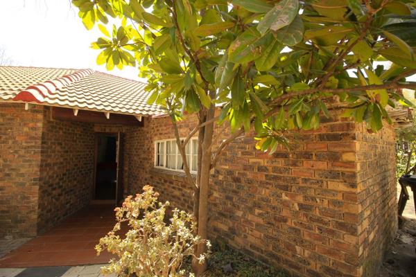 Welcome to this 3 bedroom cottage to rent on large plot at 20 Dane Road Austin View Midrand, 
on offer: 
* Lounge,
* Dining space, 
* ...