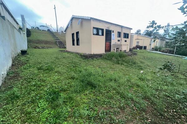 This 2 bedroom,1 bathroom house is situated in Bonela, close to all amenities.
A neat warm home. Kitchen needs some TLC. Big yard to ...