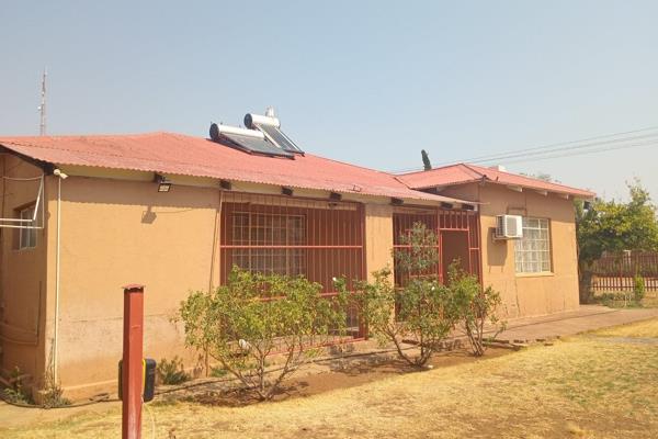 Ideal for the bigger family or Investor!
This neat 4 Beddroom house with flat is situated on 2 stands with electric fencing.
The ...