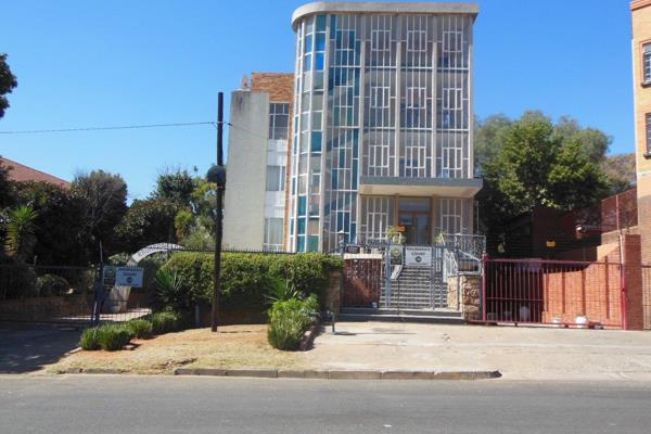 Raumarais Court is well kept, clean and close to Louis Botha with easy access to shopping and the main transport routes. This third ...