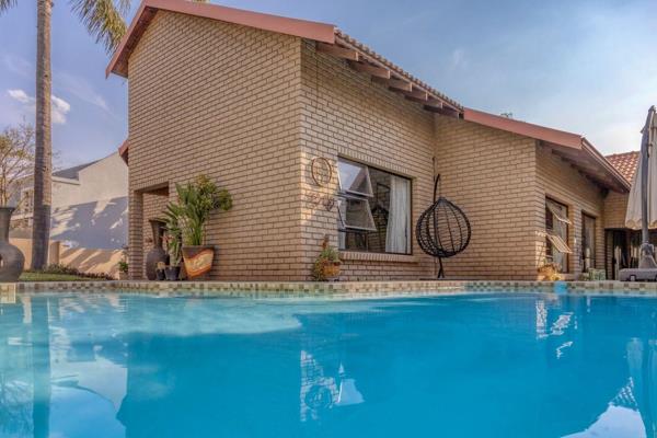 5 Bedroom Single Story Family Home in Fourways Gardens, Phase 2 estate. 
Enjoy indoor and outdoor living at its best with this ...