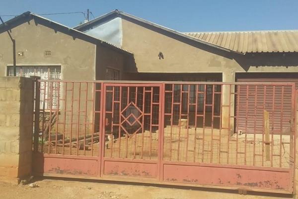 3 bedrooms house for at Barberton extension 16 near Sikhutsele primary school. 
This property got 3 bedrooms, 2 bathrooms, sitting ...