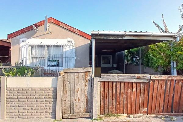 Nestled in Lentegeur this lovely three bedroom property is waiting to be called your home.

As you enter you are welcomed by a ...