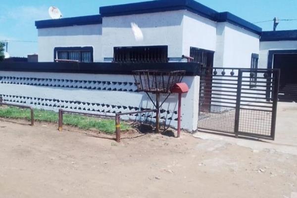 Bophelong 

Look at this beautiful house !!! 

Do not miss this family house 
 
Financial Planning: 
R 540 000.00
+-r 5 852.00 ...