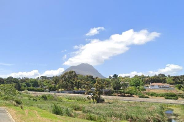 Accepting Offers.

DESCRIPTION:
Sensational opportunity in a prime position in Somerset West. 
•  Development opportunity
•  Land of 14 ...