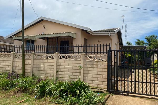 This charming 2 bedroom, 2 bathroom property offers a spacious living environment with a large lounge, a well equipped kitchen and a ...