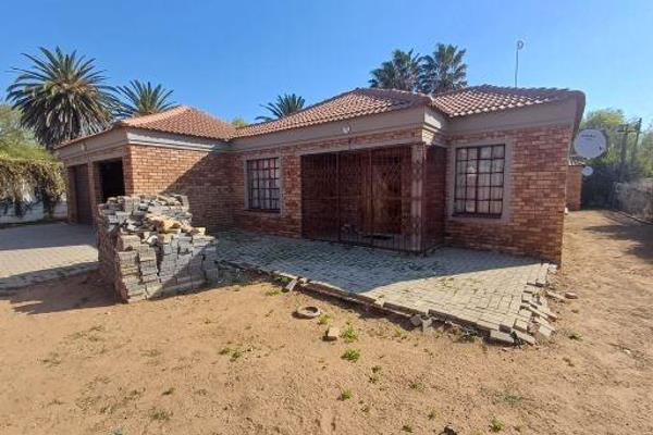 Lovely 3 Bedroom house with a flat for sale in Freemanville, Klerksdorp!

This property consist of the following:
Inside
3 ...