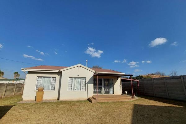 With 2 Spacious and sunny bedrooms, a study, Open Plan TV and Dining room, full bathroom and kitchen with ample cupboard space, this ...