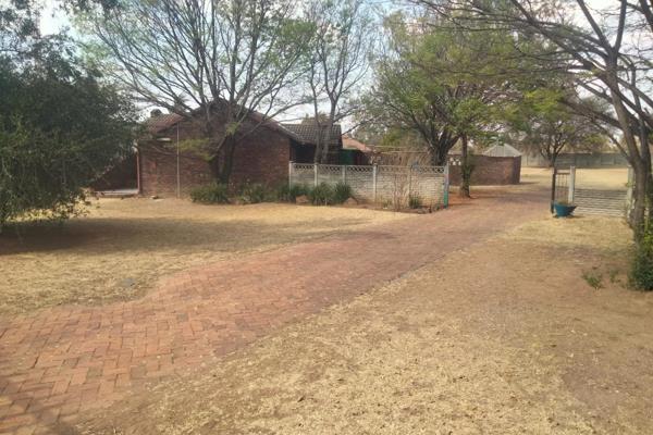 Cozy small three-bedroom home to rent in Dalpark Ext 1
This small little house has a very big yard and offers you the ...