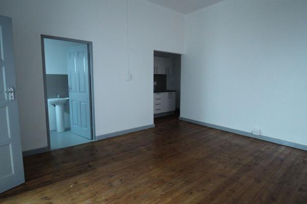 3 bedroom flat to rent in East London Central. This unit offers modern finishes and lots of natural light. Water and Electricity is ...