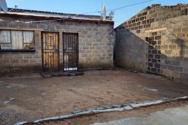 4 bedroom house for sale in Ebony park 

Property offers:

*Kitchen
*Toilet with shower 
*2 backroom plus shack 

For only R700 ...