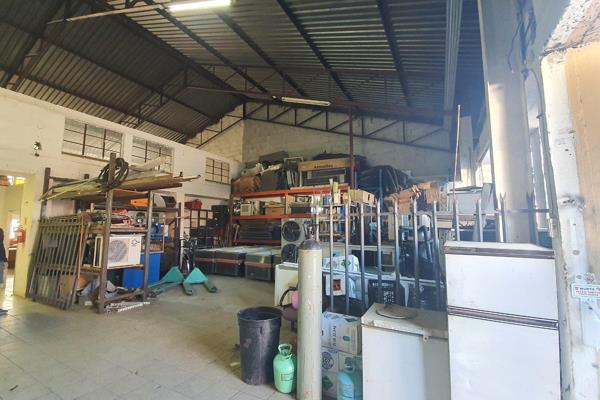 This unit in Centrally located and consists of:

Warehouse space
Reception and shop ...