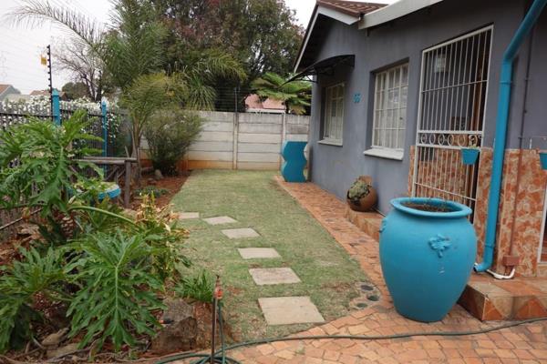 This charming, 3 bedrooms property with a seperate flatlet will definitely catch your attention!  It offers 3 spacious, open plan ...