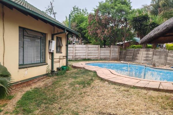 3 Bedroom home in a secure neighberhood.

Welcome to your new home that need a lot of maintanance.  3 Bedroom property that combines ...