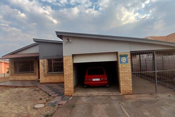 Sole mandate.  This sturdy 3 bedroom face brick house is situated close to Afrikaans school and in a excellent area and
street.  The ...