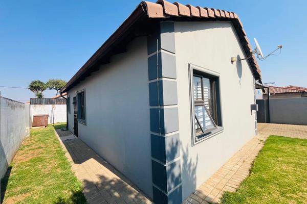 Looking for a well maintained home with a spacious yard? This charming three bedroom house in Windmill park, Boksburg offers the ...