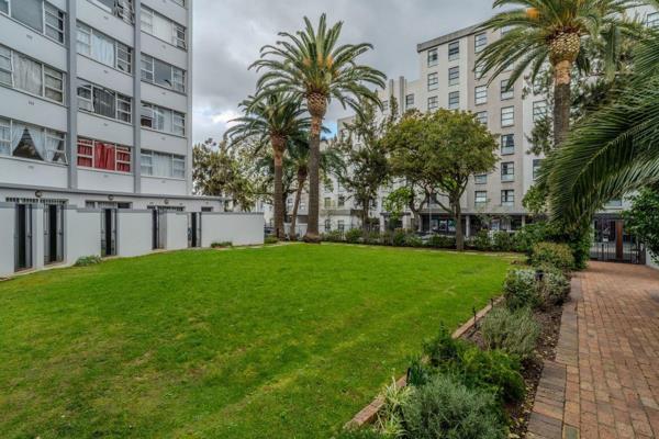 Within a stones throw to UCT, perfect for first time buyers and investors alike.
Fantastic views of Table Mountain and over the green ...