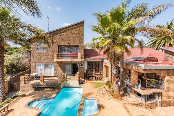 Elaborate 4-bedroom, 3-bathroom home with 2 studies/home offices available for rent in Wilro Park Roodepoort.

Located close to shops ...