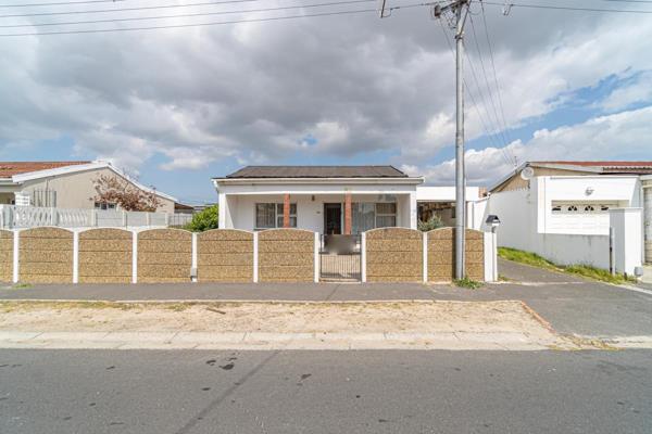 Welcome to this charming three-bedroom home, nestled in a serene and highly sought-after pocket of Athlone. This property is ...