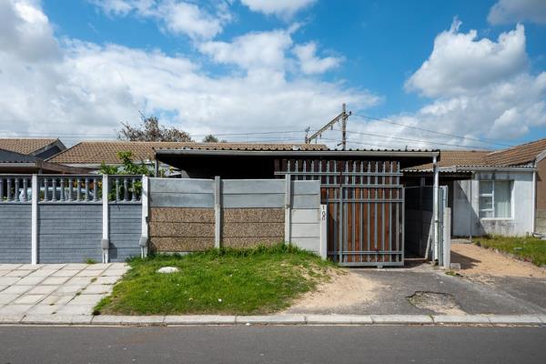 ****Exclusive Mandate**** 
  
Welcome to this lovely 2 bedroom home, perfectly designed for comfortable living with the bonus of a ...