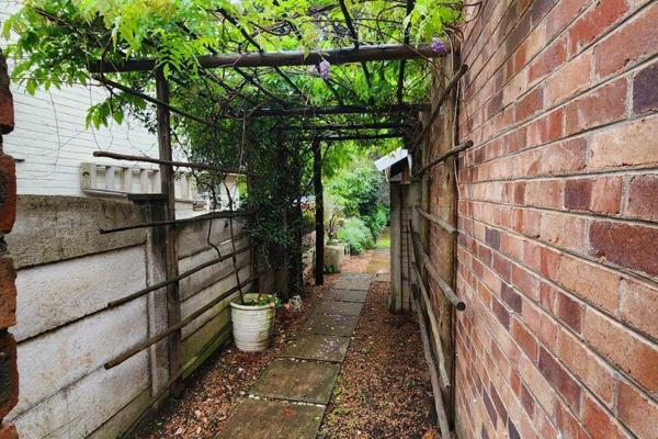 Stunning 1 bedroom cottage in Waterfall. 
1 Bedroom with built-in cupboards. 
1 Bathroom with a shower. 
Pet friendly for 2 cats. ...