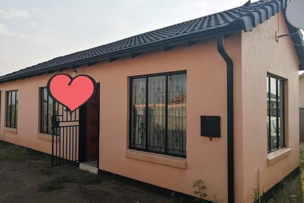 Property in Protea Glen Ext 8
Has 3 fitted bedrooms main with ensuite bathroom 
Separate bath and toilet, dining, kitchen and has a big ...