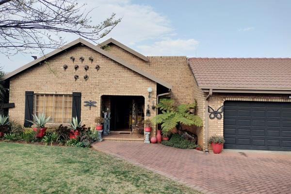 An opportunity to own a very neat property in a sought after area of Aerorand. Close to the Mall and N4.
This facebrick tiled roof ...