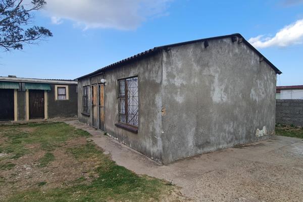 Income generating property! Investors dream property!
Well enclosed and secured property offering main dwelling and standalone flats ...