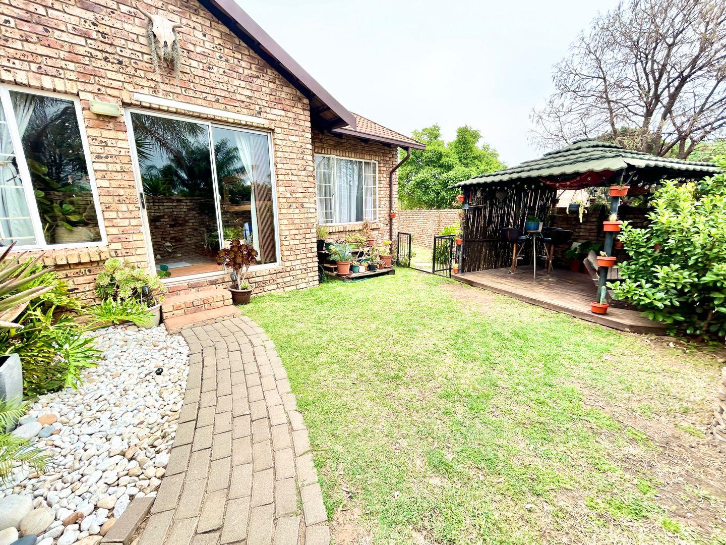 2 Bedroom Townhouse for sale in Amberfield Crest Estate - P24-114941992