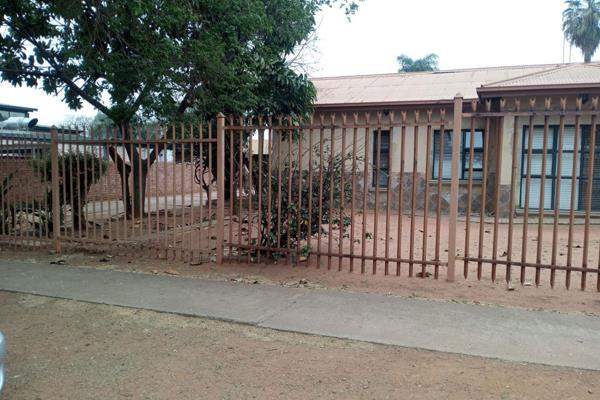 The house is situated in the west of Pretoria offers 5 bedrooms, 2 bathroom, Dinning ...