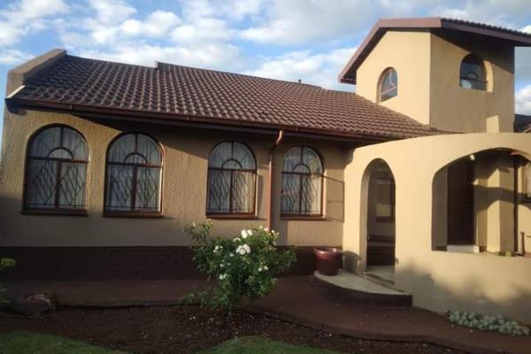 This beautiful  and neat property is situated at Zone 6 ext 1 Sebokeng.
The property offers 
3 bedrooms , main bedroom with en suite 
2 ...