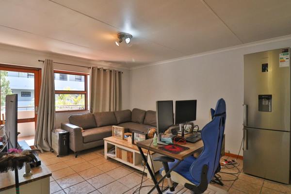 Gorgeous, incredibly spacious, 1st Floor (top floor), one bedroom apartment in Sandown.
Situated in the heart of Sandton!

The unit is ...