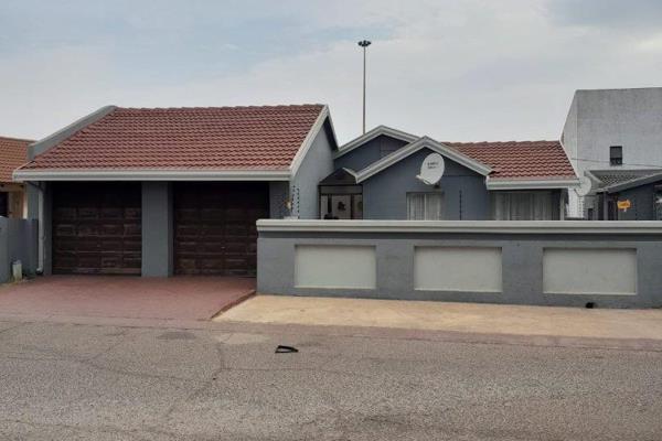 Hidden gem ??  AVAILABLE FOR RENTAL IN VOSLOORUS 

Area: Vosloorus, Marimba
Availability: Immediately 
Rent: R6500
Deposit: R6500
Water ...