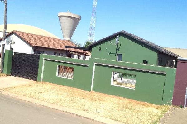 Welcome to a marvelous 3 bedroom house with 1 bath for sale in Protea Glen Ext 16 Soweto selling at R850 000 (negotiable).

The stand is reasonably big measuring 260m&#178; with carport that accommodates 2 cars.

There is enough space for future developments.
The stand ...