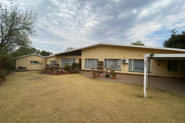 Step into a world of comfort and convenience with this charming family home, perfectly nestled on a 993-square-meter plot in the heart ...