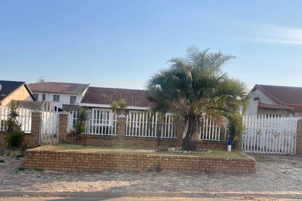 This 3 Bedroom 2 Bathroom family home is situated in Klipspruit West Soweto.

This home consists of a fully fitted kitchen, 3 spacious ...