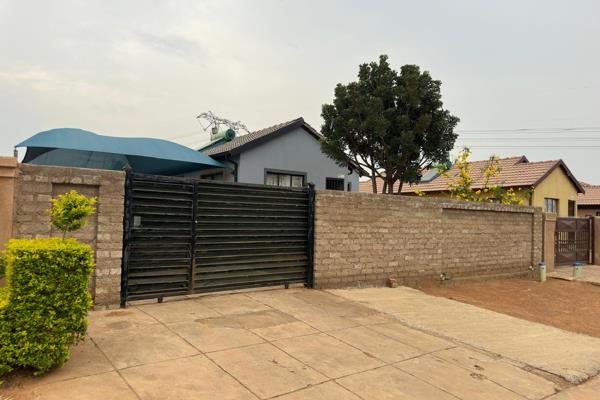 HOUSE IS BEING PAINTED 

3 bedroom 
2 bathroom ,1 bath is En suite
Kitchen
Dinning room
4 x cars Carport
Lock up gate 
Wall ...