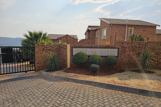 3 Bedroom Townhouse for sale in Strubensvallei