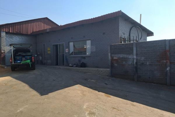 This spacious industrial facility covers an area of 275 sqm and has a well-organized ...