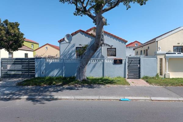 New on the market 
exclusive sole mandate !!

Lovely 3 Bedroom Property For Sale in Montclaire, Mitchells Plain.

Welcome to your ...