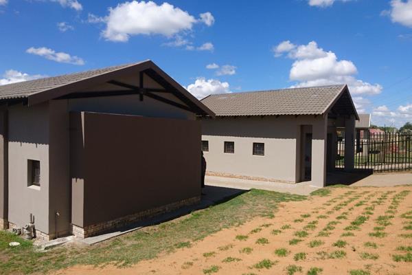 3 Bedroom, 2 bathroom duet with double garage.
Alarm system and electric fence.
Very spacious duet in the North at this price.