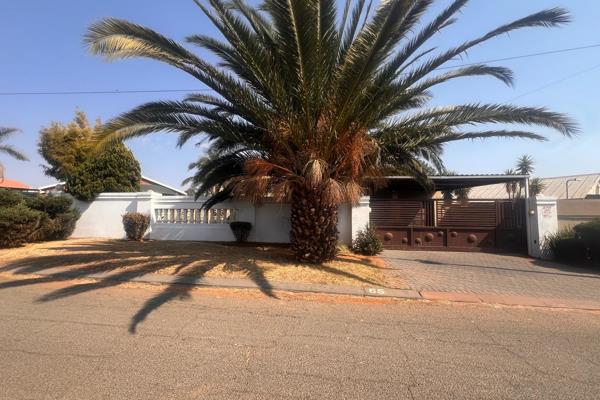 Beautiful 3 bedroom house for rent in the Heart of Randpoort, Ideal for big families and great for entertaining guests in the massive ...